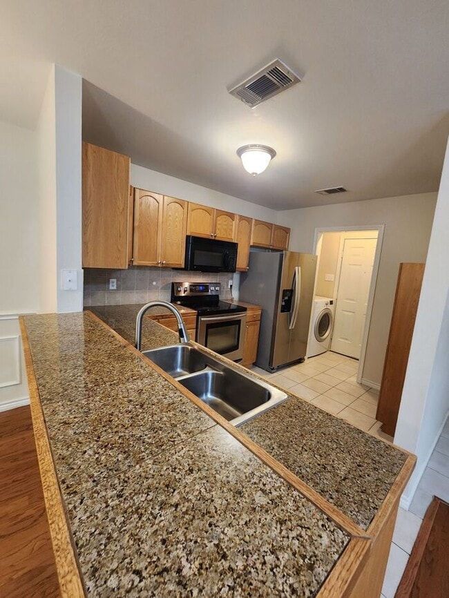 Building Photo - Gorgeous 2 story 3-bedroom 2.5-bath townhouse centrally located in Dallas Fort Worth metroplex