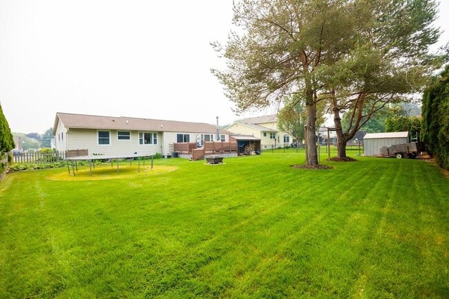 Building Photo - Amazing 3 Bedroom and 2 Full Bath Home For Rent in Greece Available April 1st.