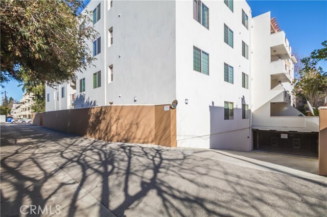Building Photo - 4551 Coldwater Canyon Ave