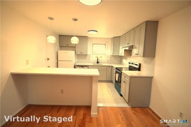 Building Photo - 5 Grandview Dr