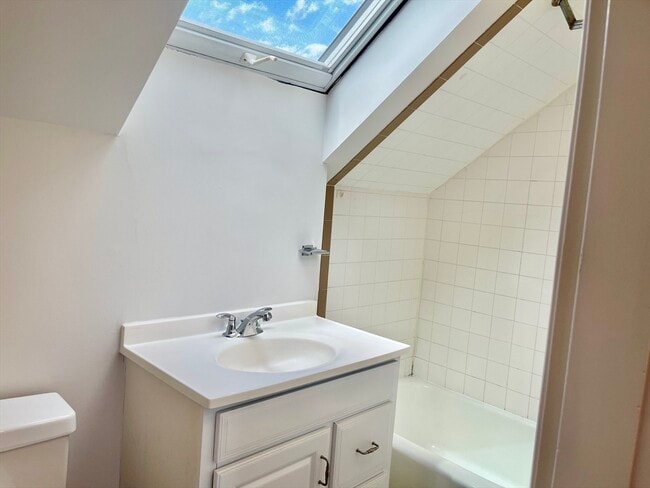 Building Photo - 17 Edgecliff Rd