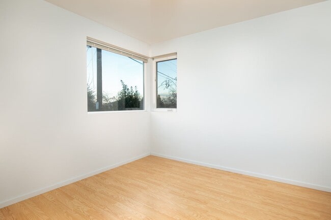 Building Photo - 2 bedroom 1.5.bathroom 1 off street parking