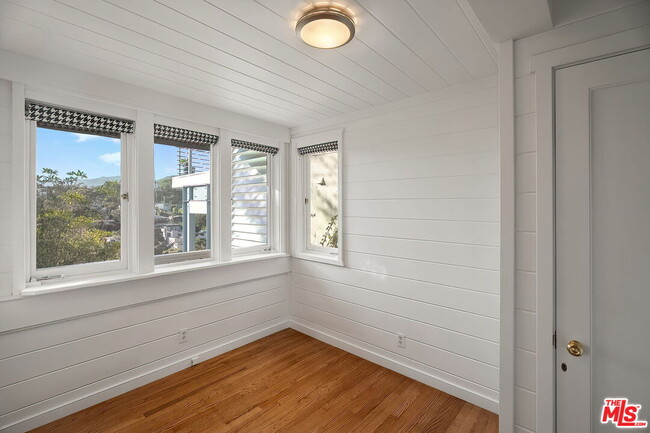 Building Photo - 339 Adelaide Dr