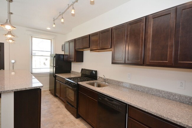 Building Photo - SPACIOUS AND MODERN HOUSE IN OAKLAND AVAILABLE AUGUST!