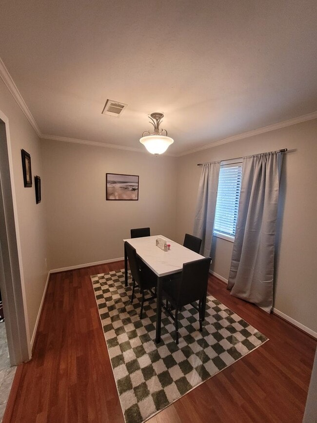 Building Photo - 2-bedroom 1-bath