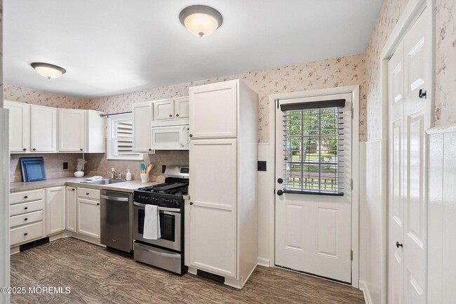 Building Photo - 6 Redwood Rd