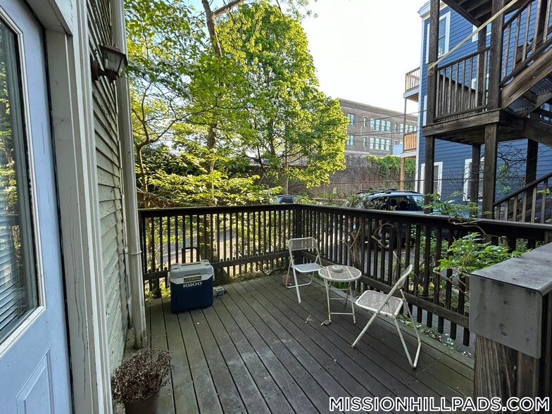 Building Photo - 743 Parker St