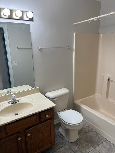 Building Photo - 548 Reynolds Dr