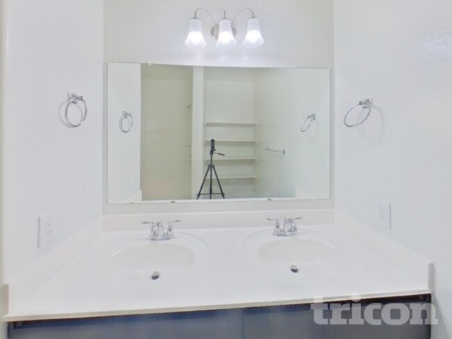 Building Photo - 17030 N Rosemont St