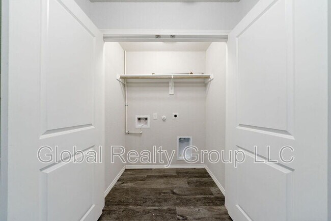 Building Photo - 5914 Sunshine Smt
