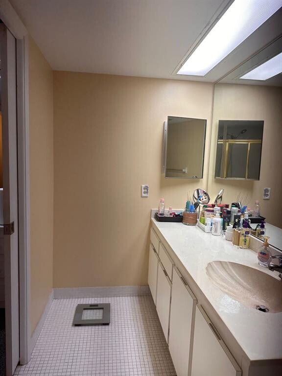 Building Photo - 565 Oaks Ln