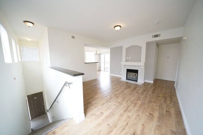 Building Photo - SHOWINGS START 4/1/2025