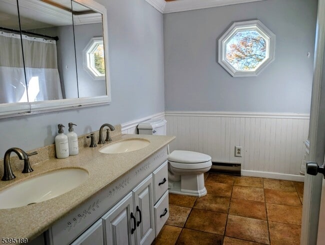 Building Photo - 190 Oak St