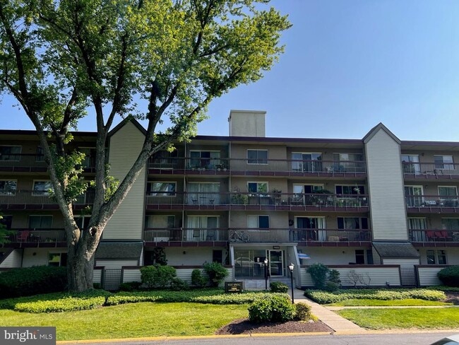 Building Photo - 7400 Lakeview Dr