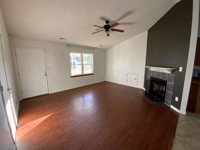 Building Photo - 3 BR 2 BA Southwest