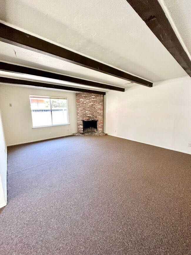 Building Photo - Super close to UC Davis and University Shopping mall-- 4 bedrooms and 2 bathrooms