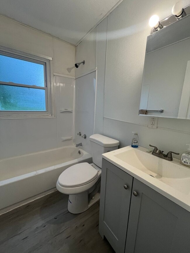 Building Photo - 4 bedroom Section 8 Approved Home