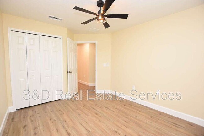 Building Photo - 1111 Mercury Dr E