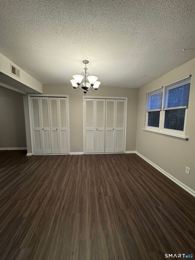 Building Photo - 512 Twin Circle Dr