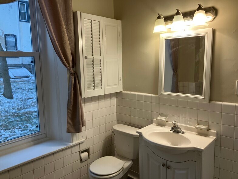 Bath - 1511 Spring Ave