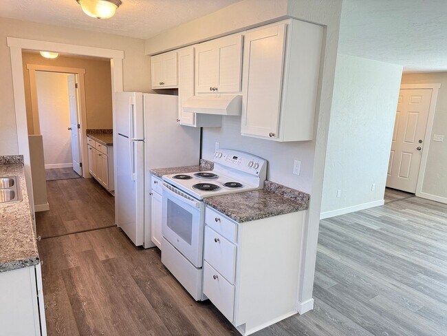 Building Photo - New 2 bed 1 1/2 bath duplex in Springfield!