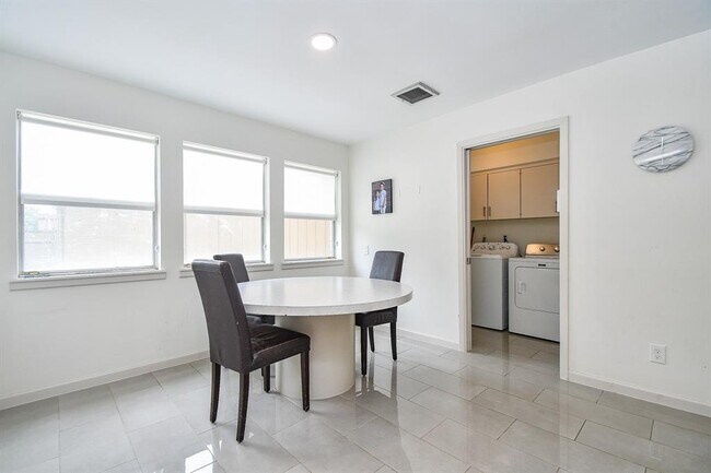 Building Photo - 7819 Candle Ln