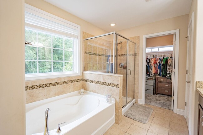 Building Photo - Forest Lakes Pooler