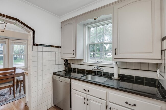 Building Photo - 498 Ann St