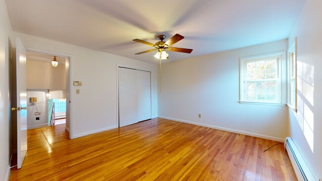 Building Photo - 3 Bedroom Split Level in Woodbridge