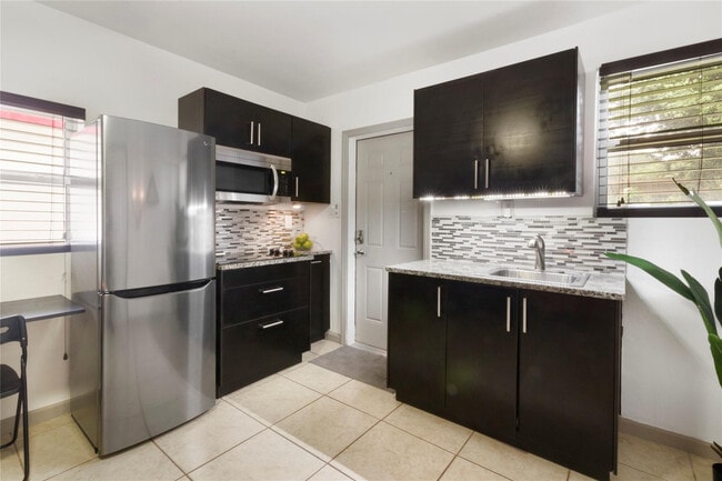 Building Photo - 511 NE 161st St