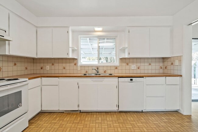 Building Photo - 330 E Jersey St