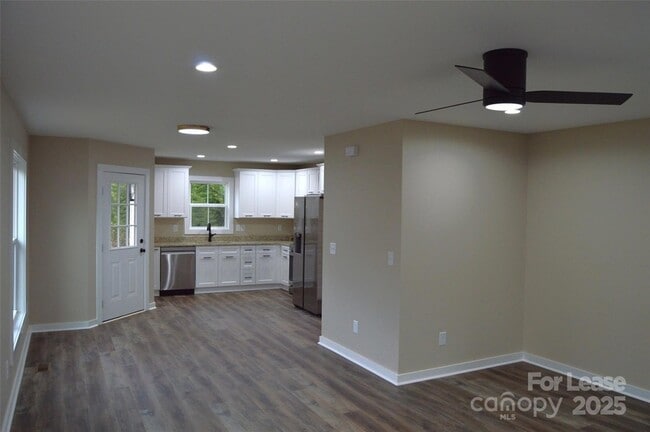 Building Photo - 620 W Bell St