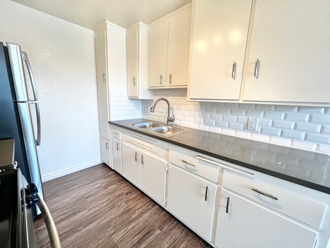 Building Photo - 5640 S La Brea Ave
