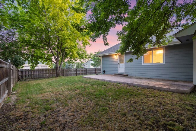 Building Photo - Stylish living in this modern 3 bed 2 bath...