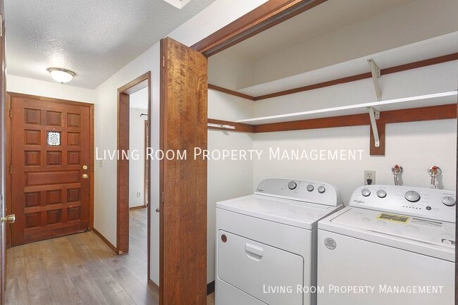 Building Photo - Mid-Centruy Single Level Townhouse - New U...