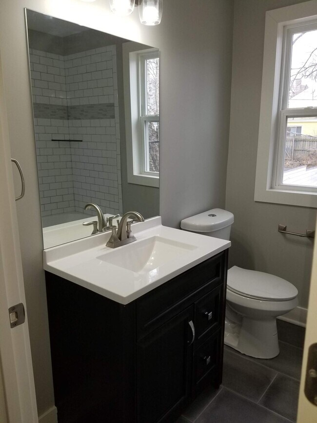 Building Photo - 643 E Meyer Blvd