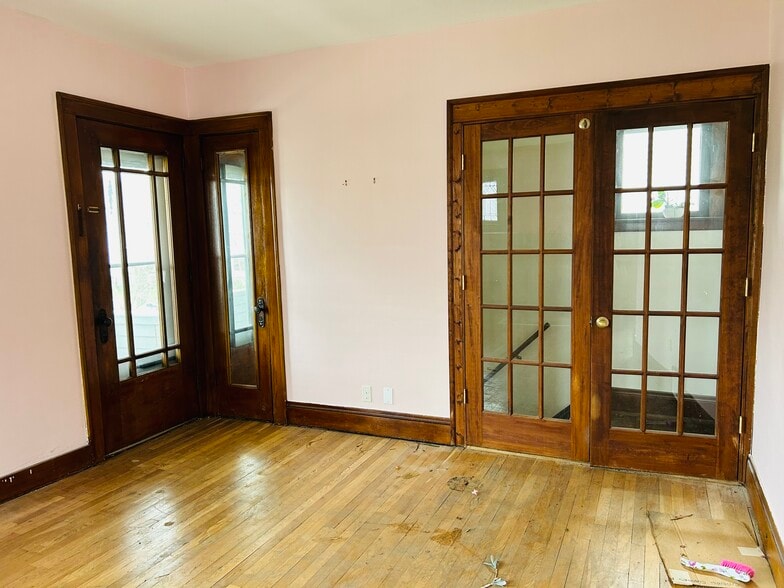 Building Photo - 1628 Grace Ave