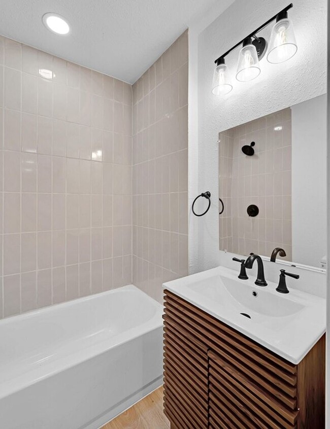 Building Photo - Newly remodeled 3 bedroom/2 baths coming s...