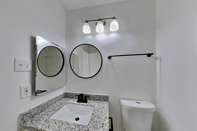 Building Photo - 2137 Parkdale Dr