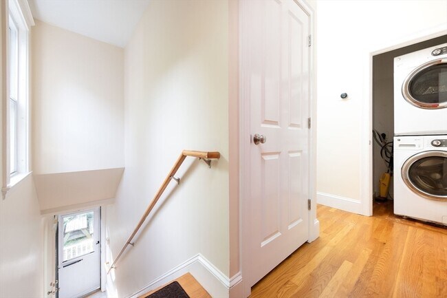 Building Photo - 148 Albion St