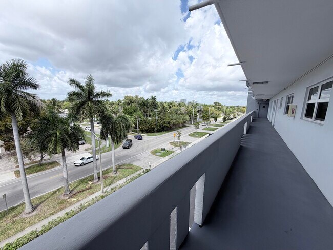 Building Photo - 1000 NE 14th Ave