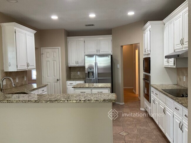 Building Photo - 720 Hollow Ridge Dr