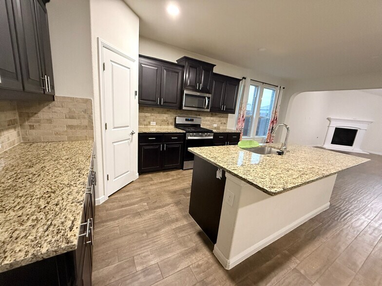 Building Photo - 565 Lindisfarne Ln