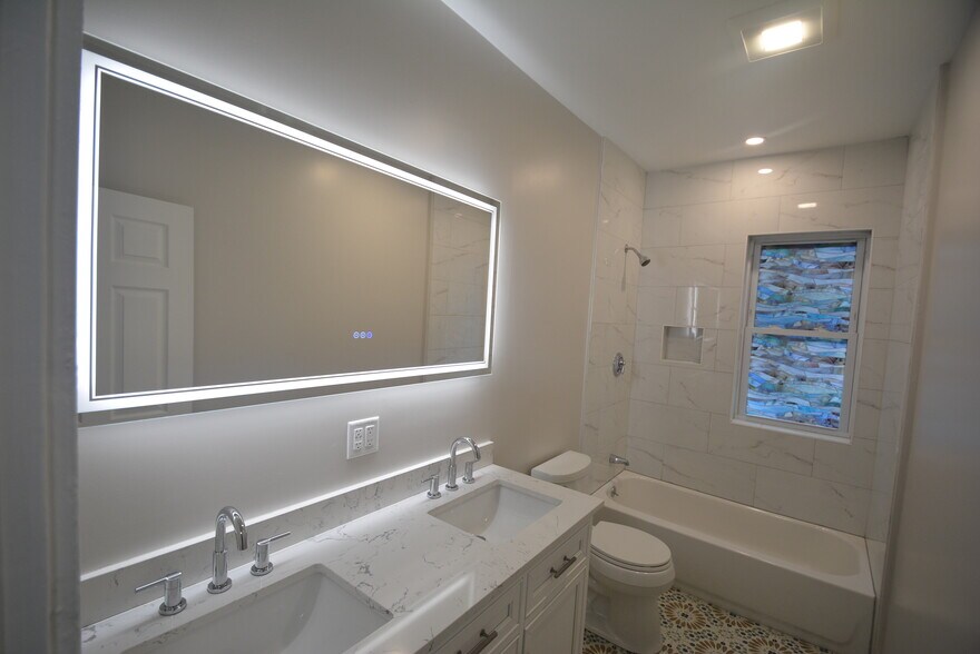 Building Photo - 31 Claybourne St