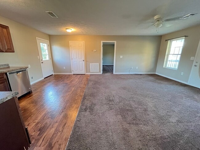 Building Photo - 3 bedroom 2 bath single family home in White Pine