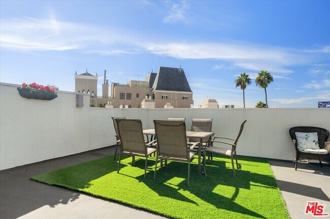Building Photo - 620 S Gramercy Pl
