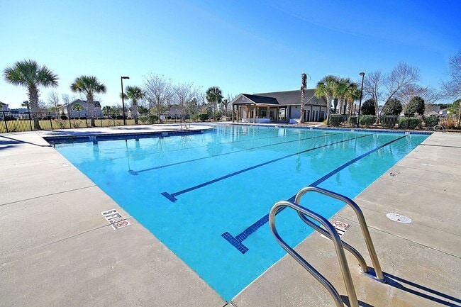Building Photo - Convenient Location with Modern Amenities