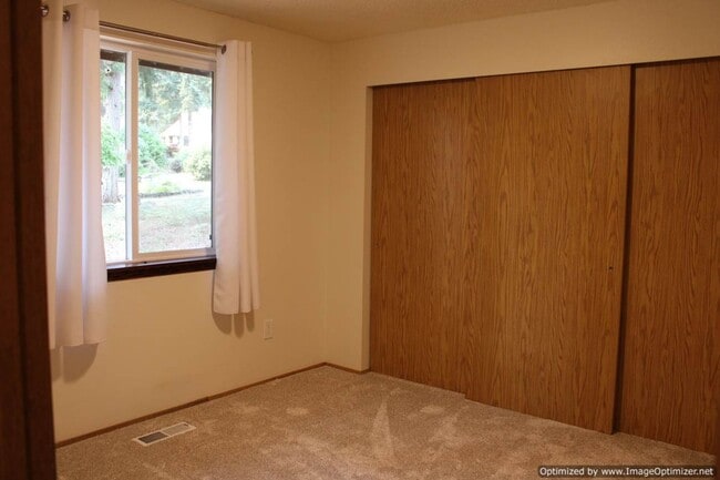 Building Photo - Charming 3-Bedroom Rambler with Spacious Y...