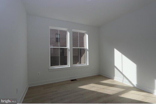 Building Photo - 117 E Cromwell St