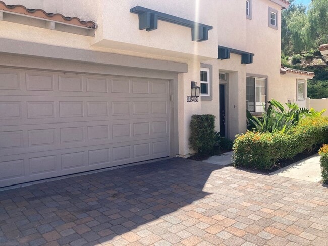 Building Photo - 3 bedroom 2.5 bath home Las Flores